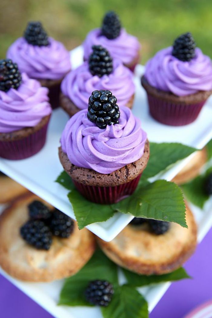Ciocolată cupcakes cu cremă violetă și afine înfrumusețează