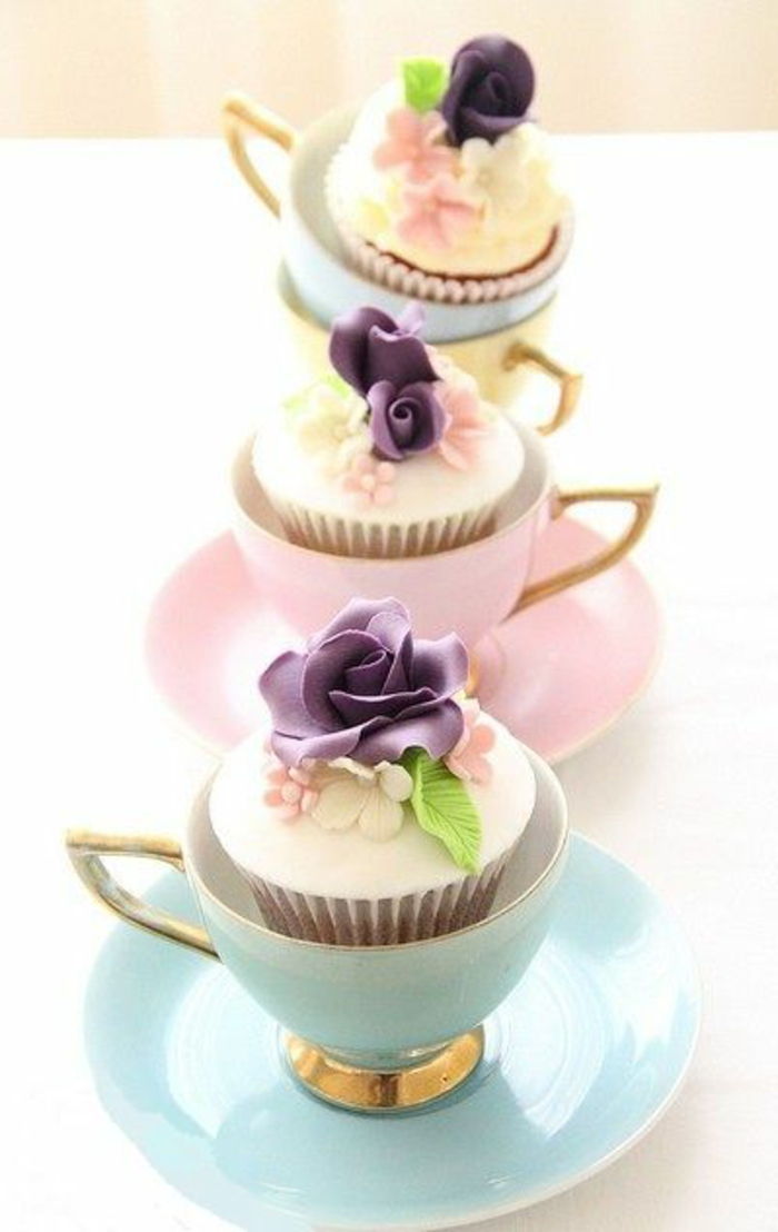 muffins med lilla roser i kaffekopper