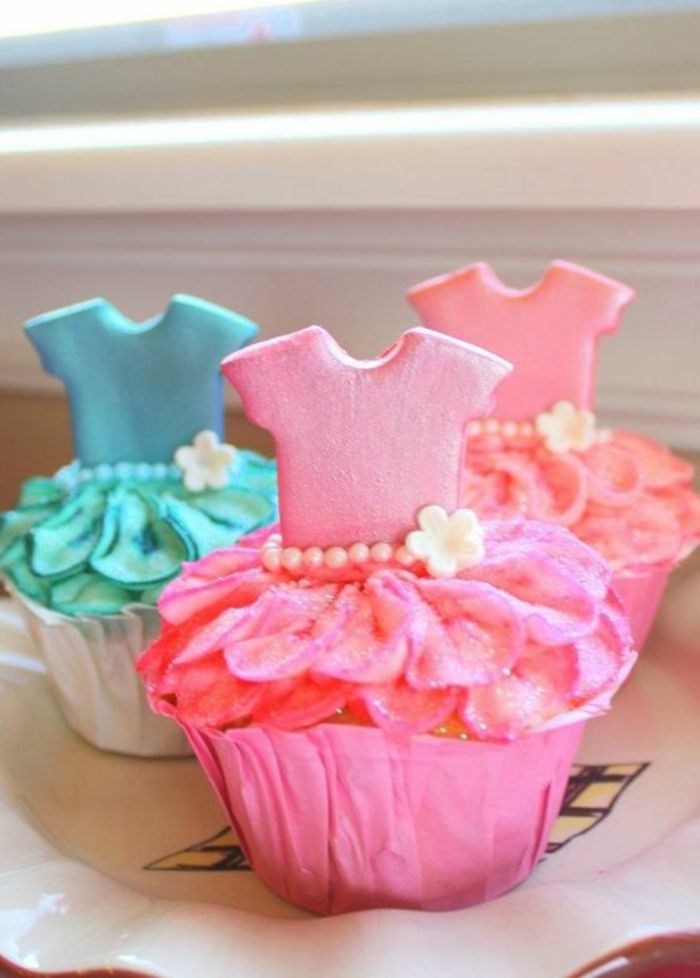 Cupcakes som prinsesse kjoler med perler og små hvite blomster