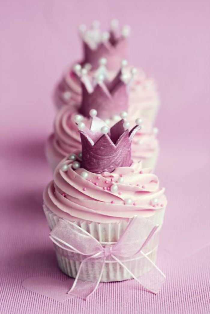 kolački z biseri, rožnate smetane, fondant krono in mletje