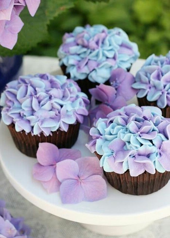 Muffins s cvetovi smetane v modri in vijolično okrasite