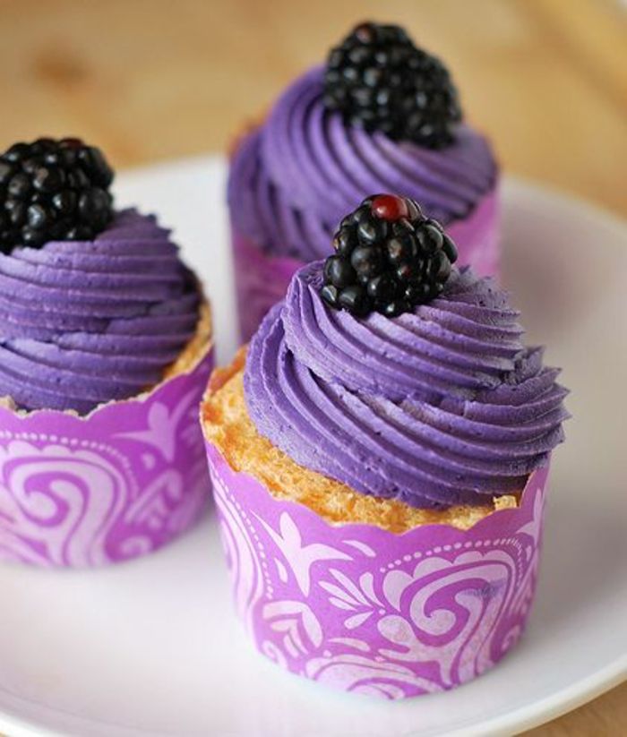 Dekorer muffins med lilla krem ​​og blåbær