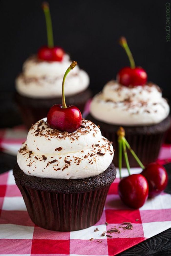 sjokolade cupcake med hvit krem, kirsebær og sjokolade dekorere