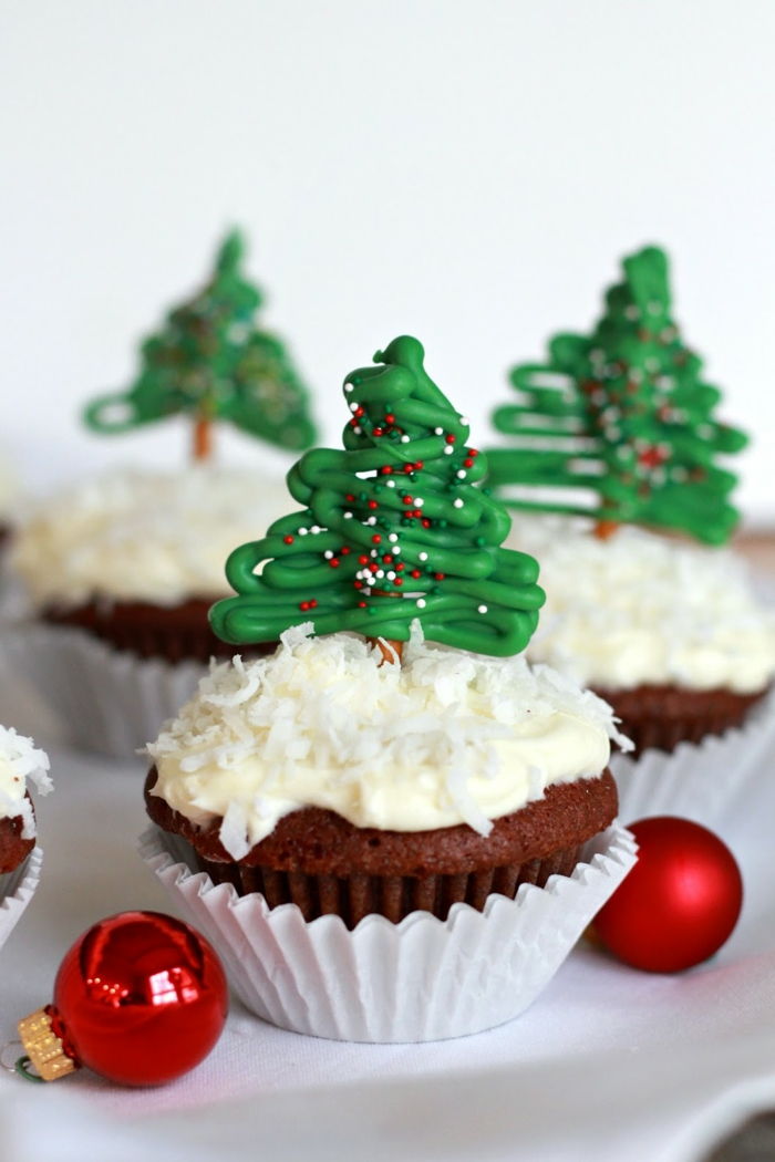 Cupcakes med julgran, trevlig överraskning för jul, små röda julkulor