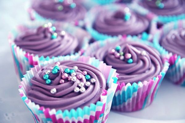 menekşe-cupcakes-süslemeleri-cupcakes-tarifleri-renkli-kekler