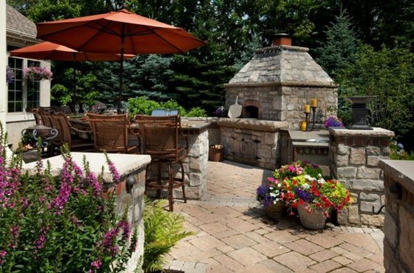 Grădină cu cuptor cu pizza de piatră și umbrele