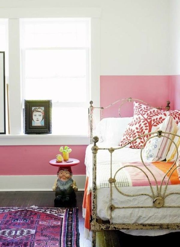 pintura de parede branca com um sotaque rosado para o quarto