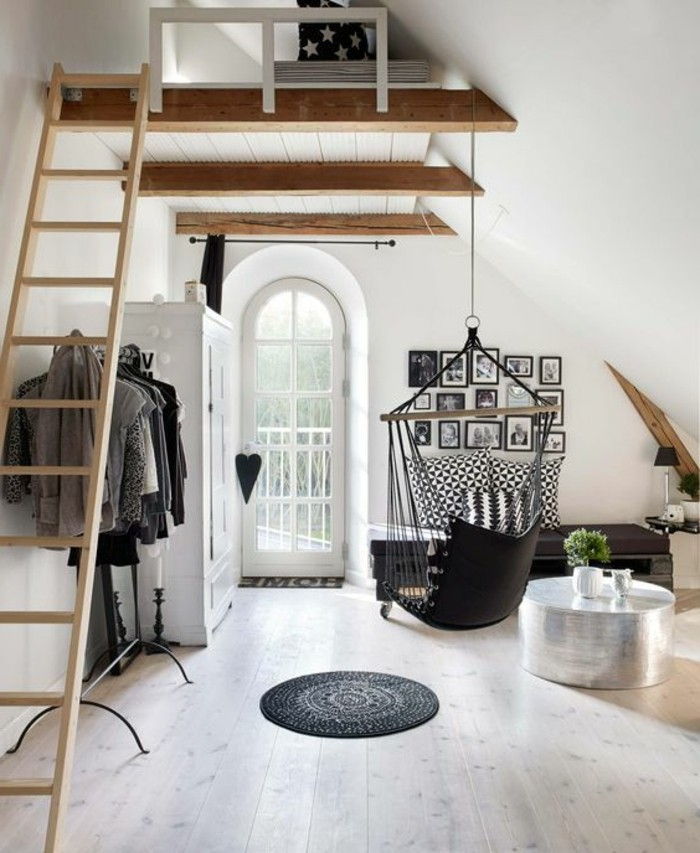 dansko-MOEBEL-minimalistično-MOEBEL-svetla-house-visoka postelja Okrogla kovinska miza, lesena tla-krožni lok-vrata-haengestuhl
