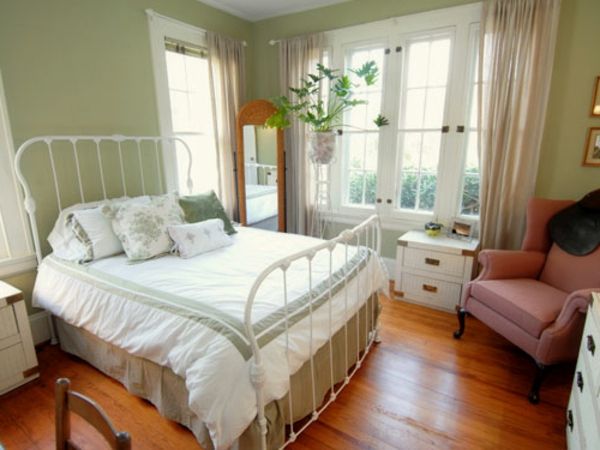 Soba v stilu države - ogledalo poleg bele postelje