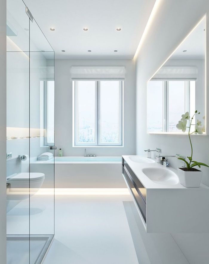 kopalnica v belo, stekleno tuš kabino, kotno ogledalo z osvetlitvijo