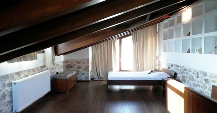mansarda-spalnica-z zavesami