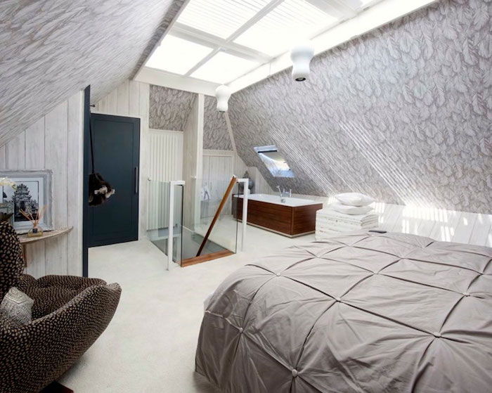 mansarda idėja pilka lovatiesė lova baldai sienų dizaino idėjos laiptai
