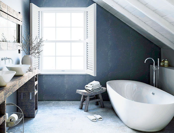 plokščios formos vonios lango mėlynos sienos vonioje nuskandinti žoleles kaip dekoro
