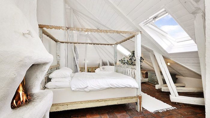 mansard stanovanje idejo za oblikovanje posteljo udobje spalnica kamin okno