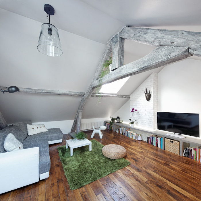 palėpės butas idėjos žalia kilimų svajonė kiliminė deco knyga tv lempa
