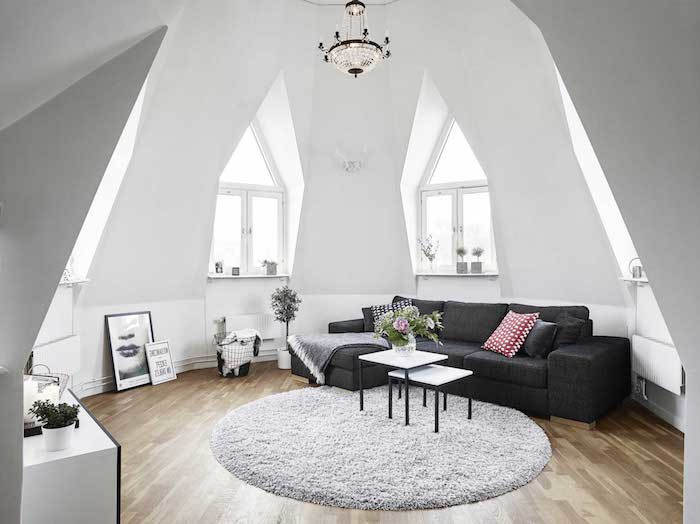 mažos butų dekoravimo idėjos juodos ir baltos sofos, puošiančios pagalvių stalus langus