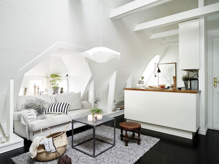 kambarys su nuolydžiu idėjų idėjomis baltas interjeras sofa dekoro gyvenamasis kambarys dekoruoti lentelė kėdė