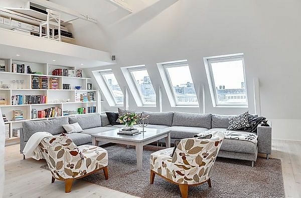Vit färg och vackra möbler i en lyxig takvåning