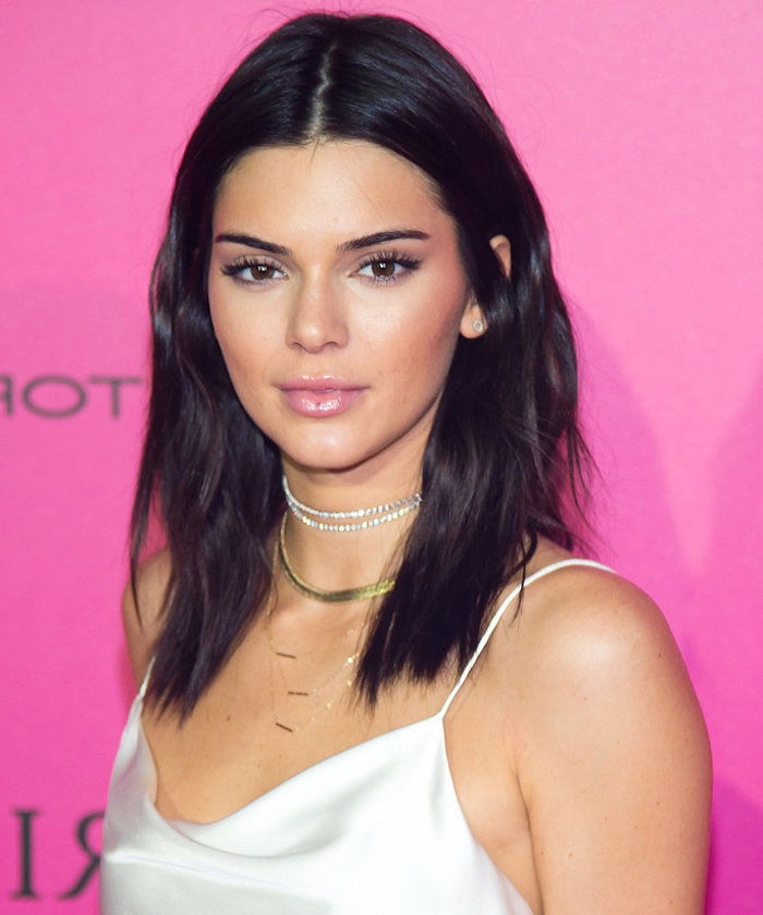 hairstyles dolžina ramena kot kendall jenner rjave črne lase naravne roza ustnice bela obleka