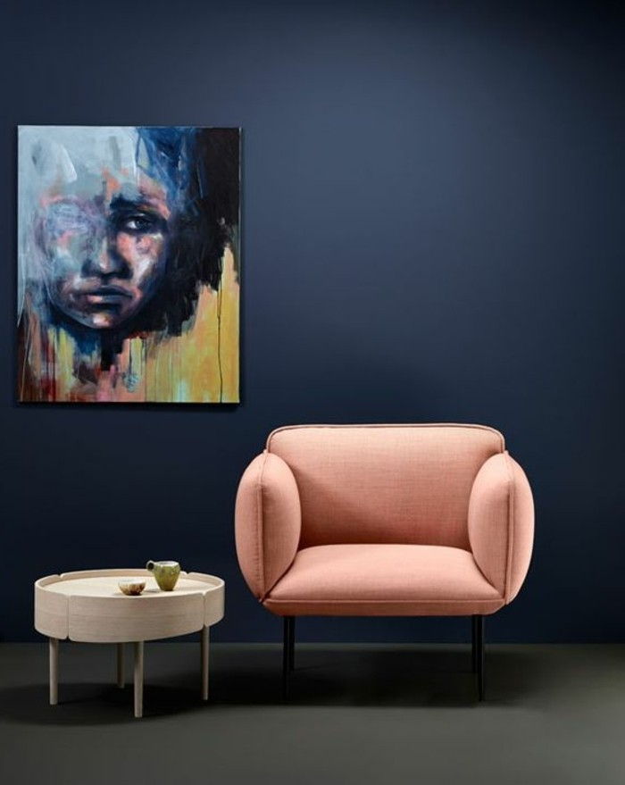 dansko-design-MOEBEL-Stockholm-minimalistični slog Rdeče-stol-okrogla klubska mizica-belo-temno modre stene