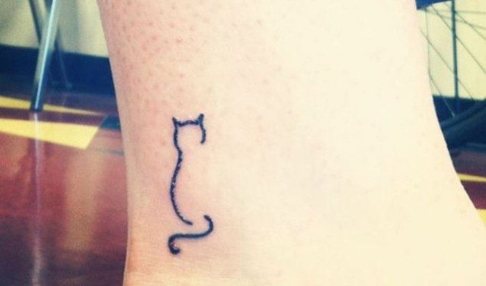 una dintre ideile noastre pentru un tatuaj cu pisica neagra pe picior