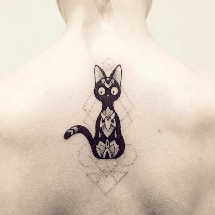 Acum vă arătăm o idee pentru un tatuaj negru pe gât - o pisică neagră așezată, cu ochi albi și flori mari