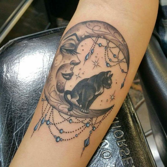 Crescent moon și o pisică neagră așezată - idee pentru un tatuaj pe pisică