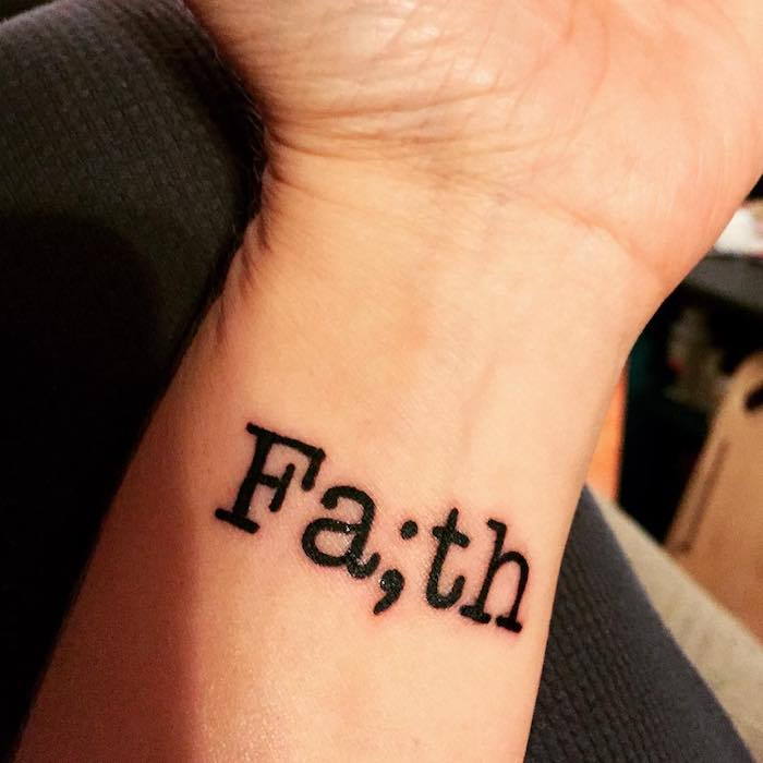 Iată o idee pentru un tatuaj mic înnegrit pe mâna - idee pe tema încheieturii tatuajului