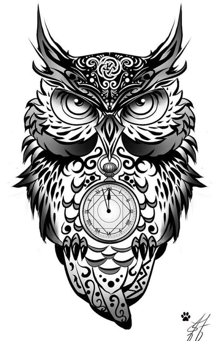 un tatuaj de owl foarte frumos, negru, modern, cu un uhu negru mare și un ceas