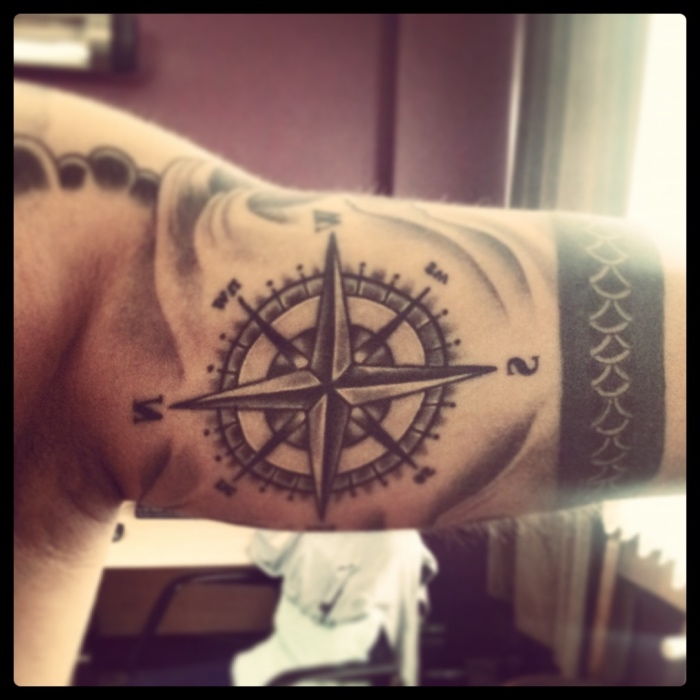 Tutaj znajdziesz pomysł na czarny tatuaż z bardzo pięknym i dużym kompasem na dłoni