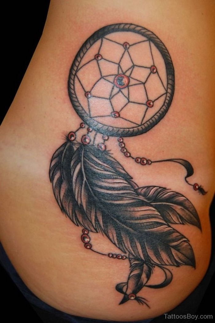 Dabar čia rasite vieną iš mūsų puikių idėjų, skirtų dviejų juodųjų plunksnų sapnavikliui - tatuiruotės moterims idėja.