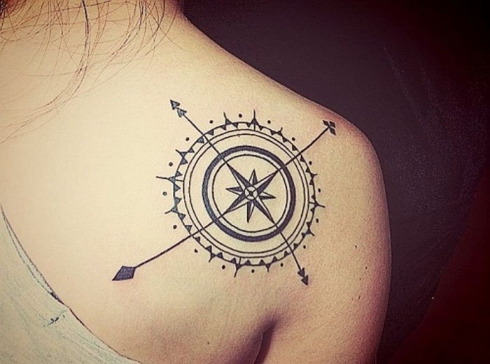 Zdaj vam pokažemo eno od naših idej za kompas tatoo z velikimi kompasnimi srednjimi mandalnimi motivi na ramenskem delu mlade ženske