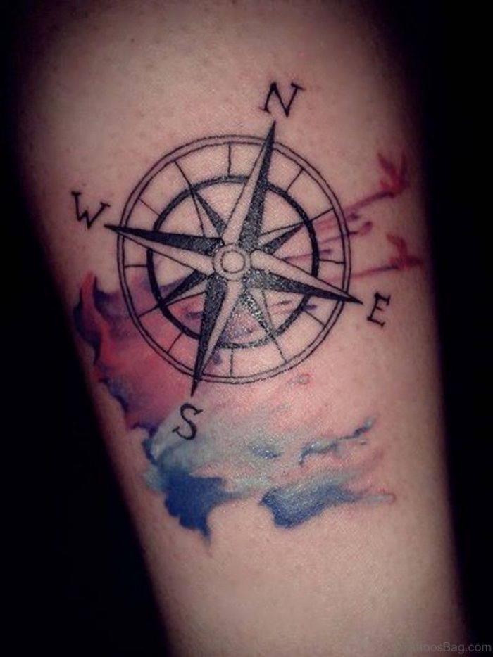 Pomysł na tatuaż z dużym czarnym kompasem na rękę z kolorowymi kolorami