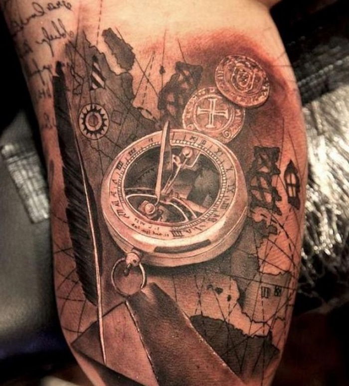 Pomysł na bajkowy tatuaż kompasowy z dużym złotym kompasem, długim czarnym długopisem i monetami