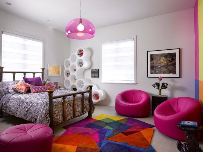 spalnica pohištvo zakonska postelja dva udobna naslanjači barvita tepih talne blazine cyclamen roza blazine blazine