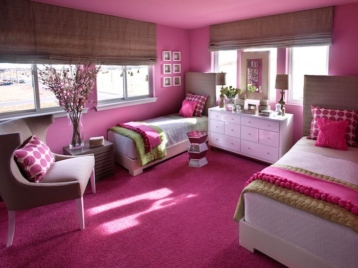Adolescente um quarto para duas meninas gêmeas idéias armário entre as flores de janela de poltrona de camas