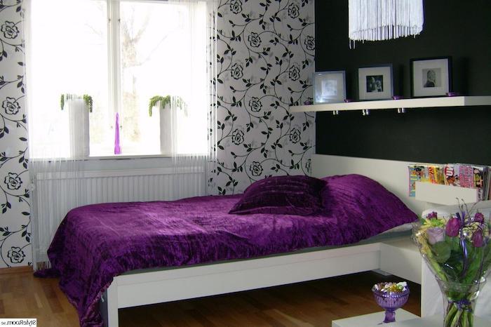 sovrumsmöbler som huvudelement i rummet väggpapper blommönster i svartvita tulpaner hyllan med foton