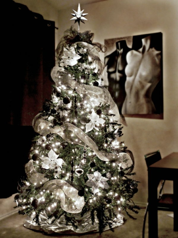 vit juldekoration - otroligt lysande granträd