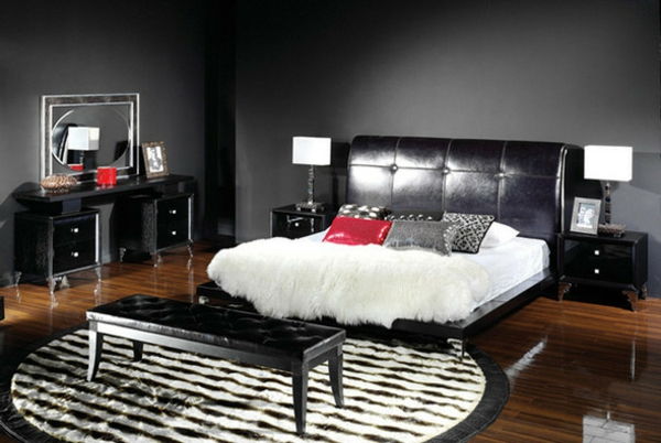 stil artdeco - elegantna postelja s črno usnjeno glavo