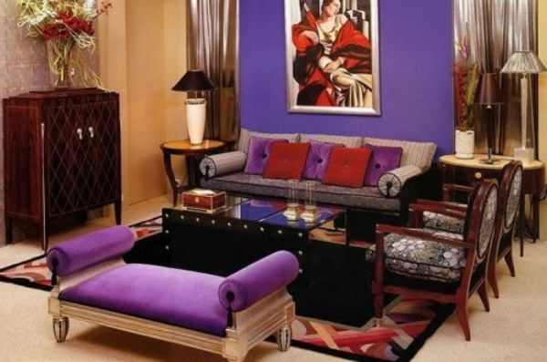 artdeco slog - kreativna slika na vijolični steni v dnevni sobi