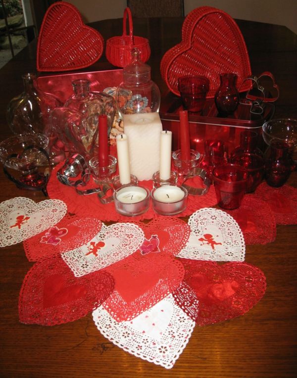 idee-namizni-okras-rdeče-sveče-očala-srce škatle