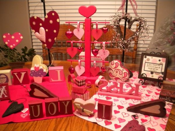 decor-idei sofisticate-bibelouri-Valentine-decor-cu-dragoste-forma-și litere-masă-decoration-idei romantice-valentine-