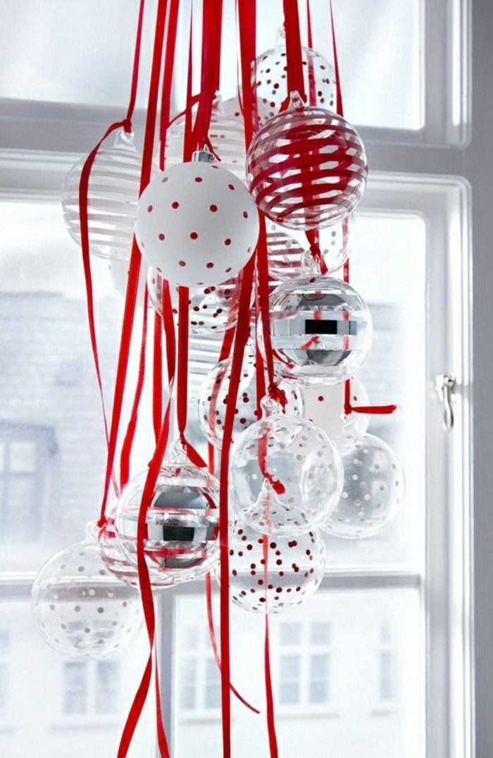Deko-windows-för-jul-stora-hängande-element-in-vit-och-rött
