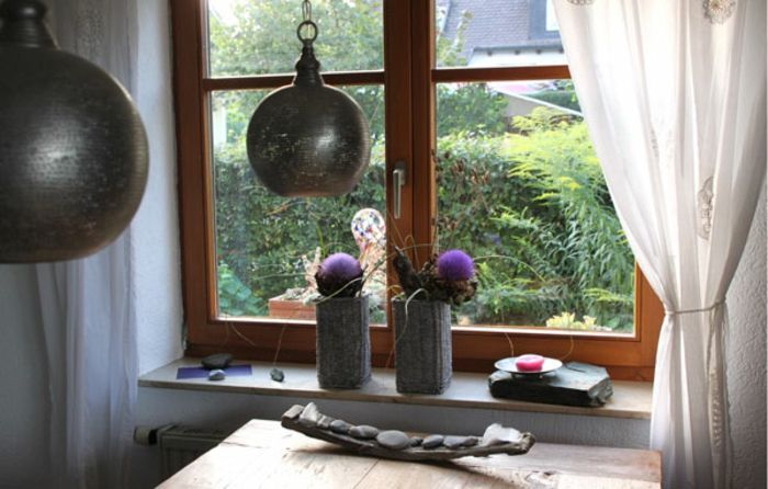 piccola finestra con davanzale con decorazione e lampada a sospensione rustica