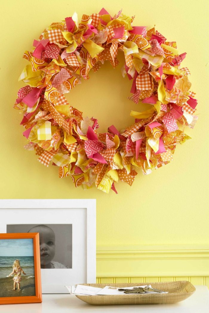 DIY jesienny wieniec, świeże odcienie- żółty, pomarańczowy i różowy, dekoracja do drzwi lub ściany