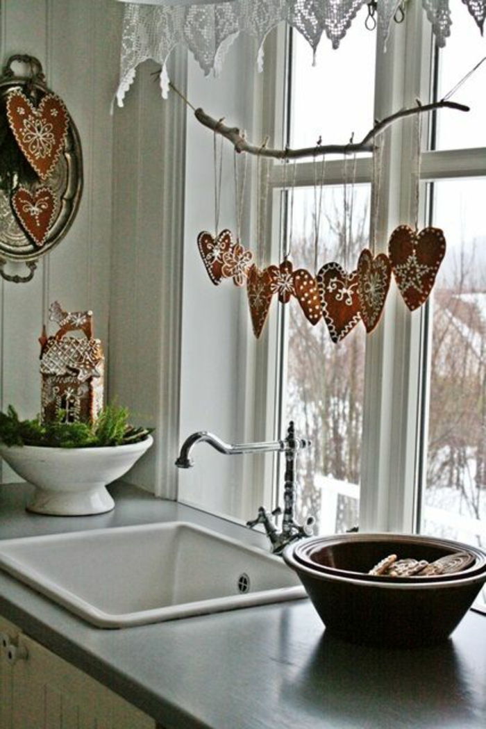 Dekorativno srce veliko okno v kuhinji