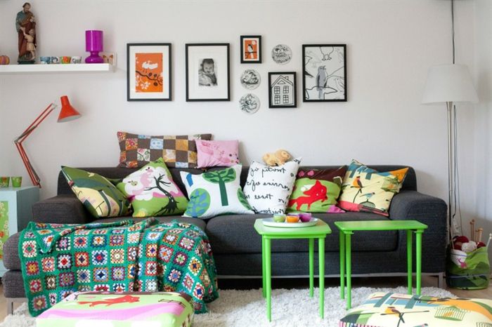 en söt idé för soffa dekoration med kuddar med olika skogsmotiv