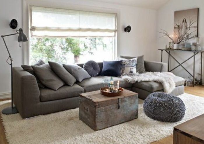 Couchdeko med grå kuddar i olika nyanser och storlekar, plush filt för soffa