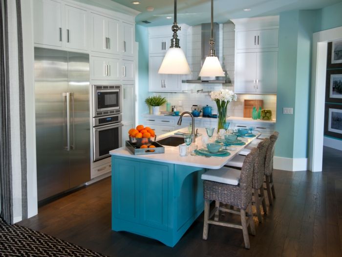 Nápady na dekoráciu kuchyne - ostrov na varenie v modrej farbe