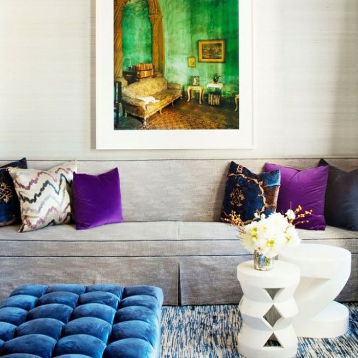 deorativa soffan kuddar i violett färg, blå mönster kuddar, vita mönster kuddar